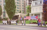 The gusanos arrived after 9 AM and we not only outnumbered them all day, but what is with the con-joined Cuba-US flags? (148kb)